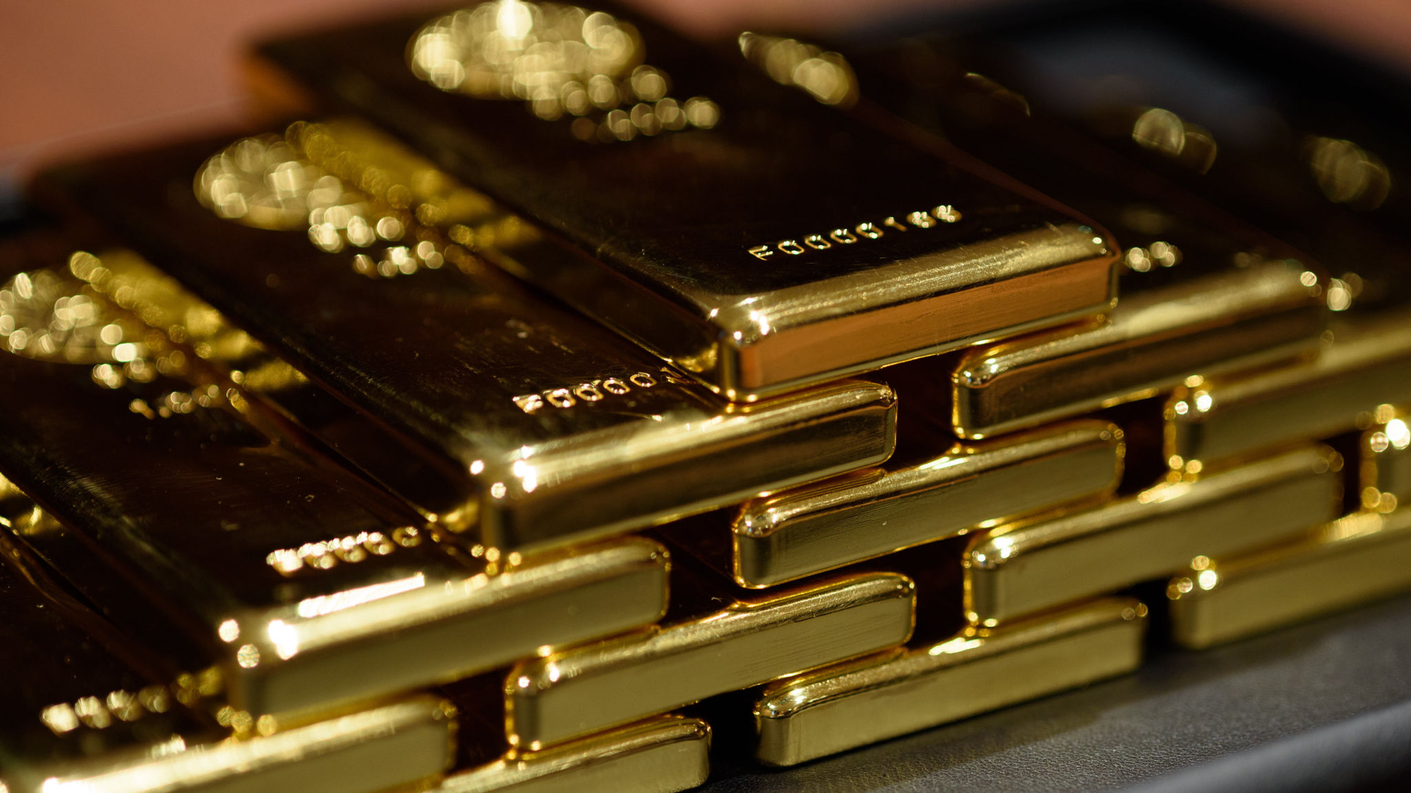 Tin vàng - dầu ngày 25/10/2023: Giá vàng biến động nhẹ, giá dầu lao dốc