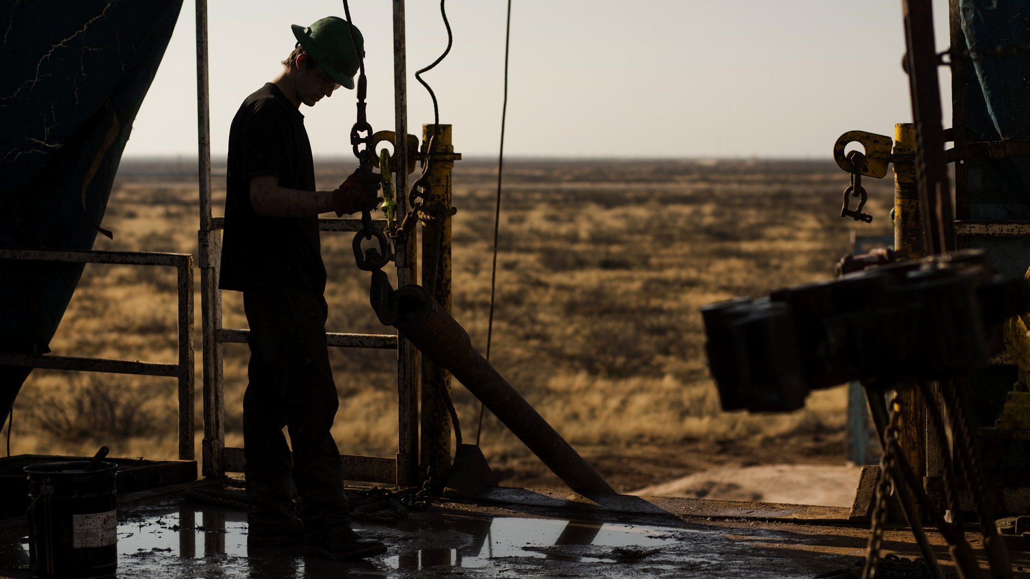 Tin vàng - dầu ngày 25/10/2023: Giá vàng biến động nhẹ, giá dầu lao dốc