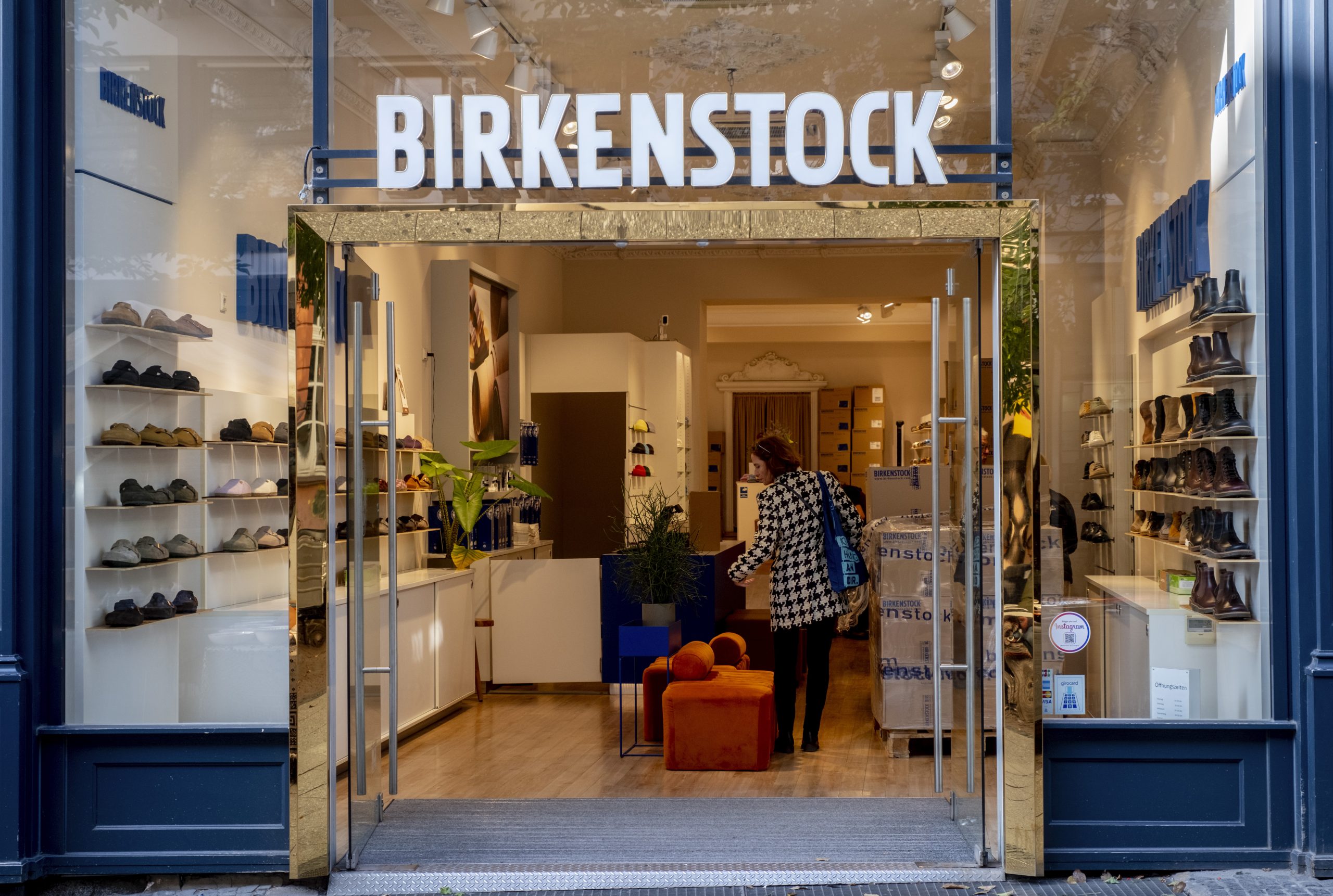 Birkenstock đạt giá trị thị trường 8,6 tỷ USD sau khi IPO ở mức trung bình của phạm vi định giá