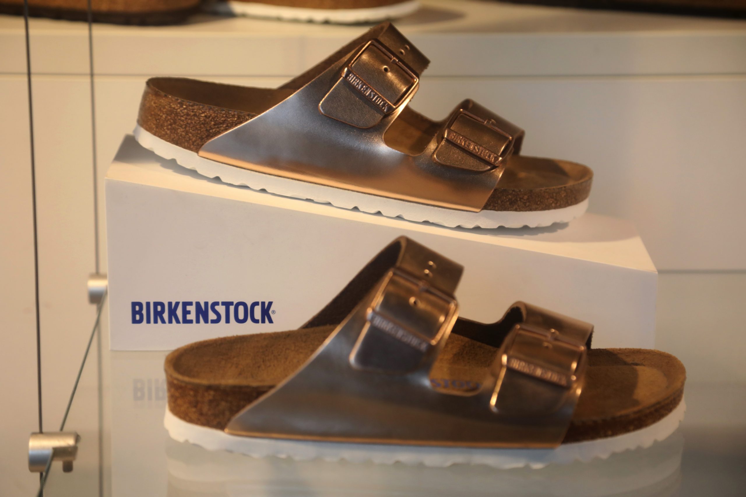 Birkenstock đạt giá trị thị trường 8,6 tỷ USD sau khi IPO ở mức trung bình của phạm vi định giá