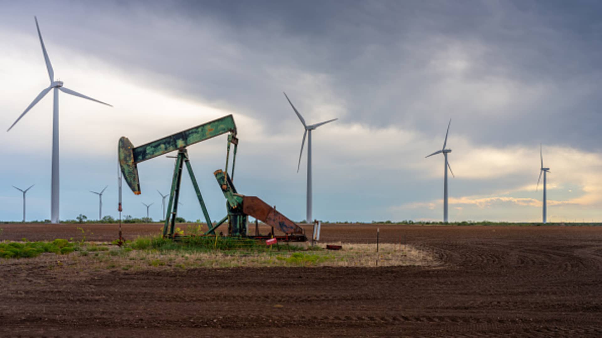 Tin nóng 10/10/2023 - Giá dầu tăng do lo ngại xung đột Trung Đông khiến nguồn cung thắt chặt