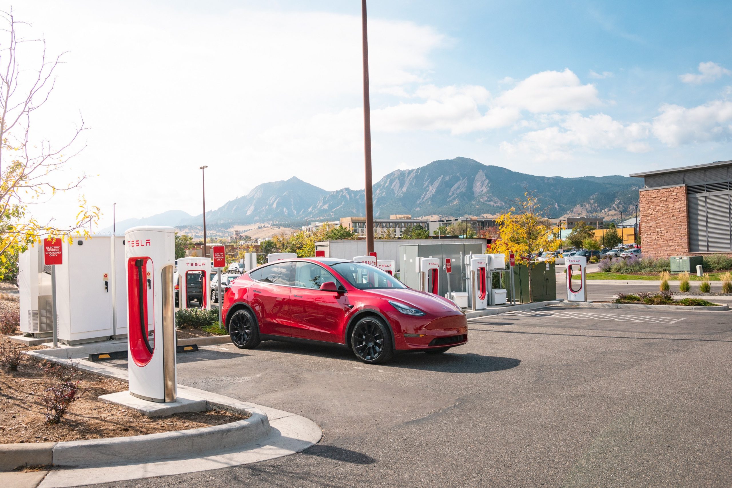 Tại sao Tesla vẫn có khả năng tiếp tục tăng trưởng mạnh mẽ bất chấp lãi suất cao?