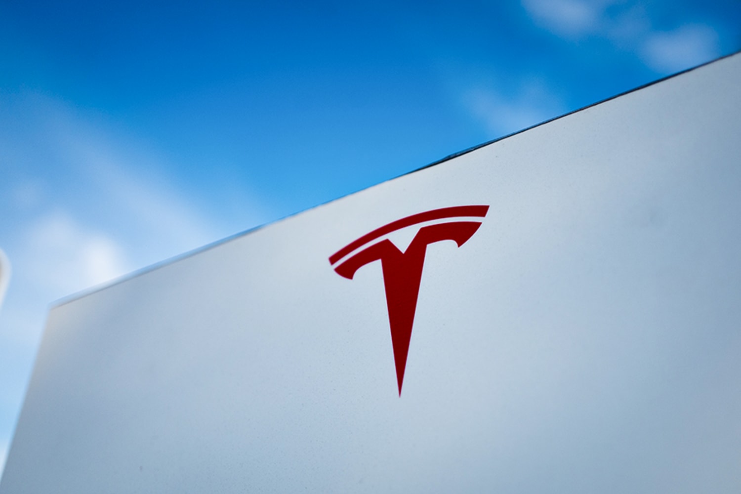 Cổ phiếu Tesla giảm 60%; có thể giảm thêm bao nhiêu nữa?