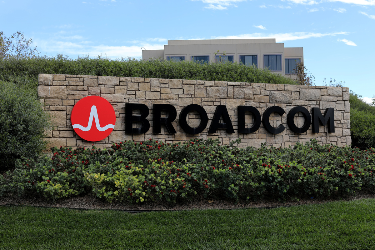 Cổ phiếu Broadcom: mua ngay hay chờ phân tách?